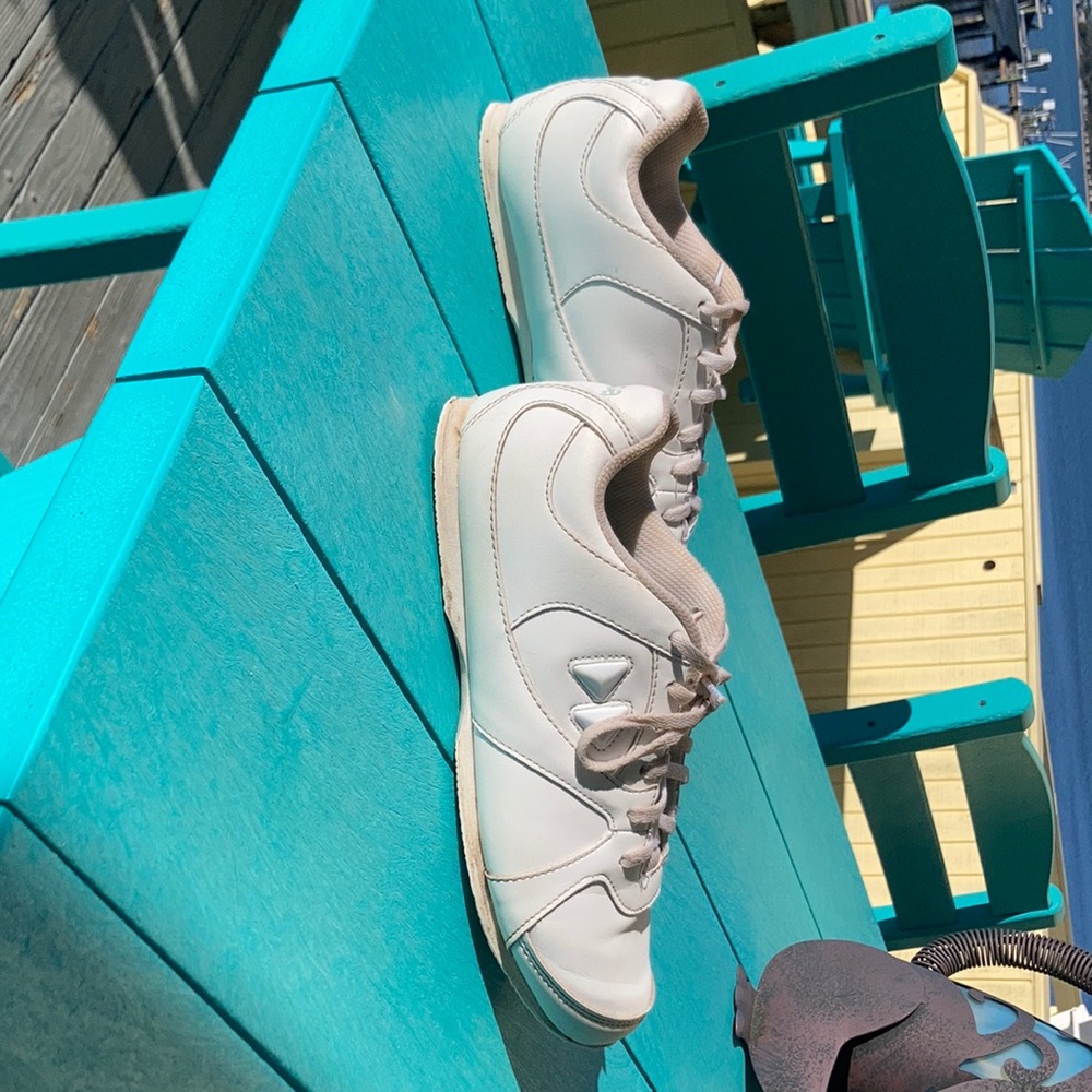 I am selling brand new shoes that I have only worn 4 times